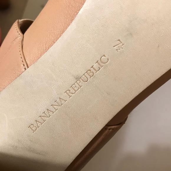 Banana Republic Nude/Tan Leather Stacked Heel - Picture 7 of 8